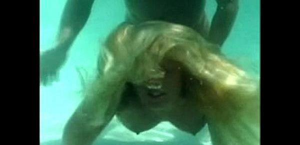  Robyn Foster loves to have Sex Underwater